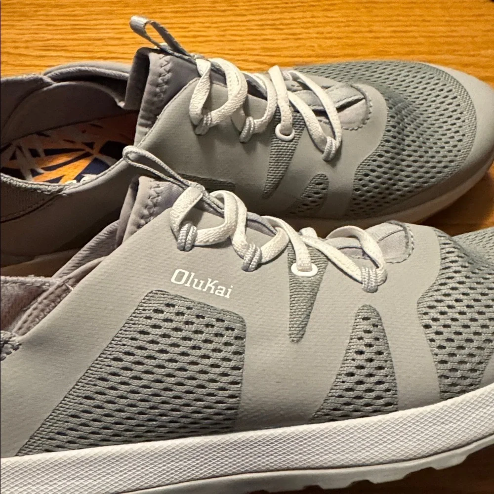 OluKai PGPG Hula Womens Light Gray flexible Sneakers size 9.5